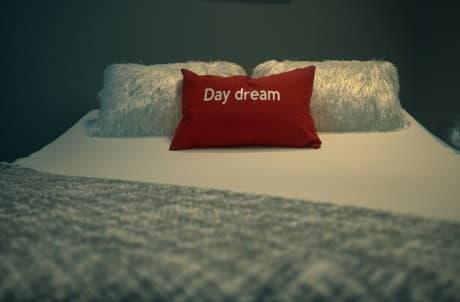 picture of a pliiow on a bed with the words daydream on it.